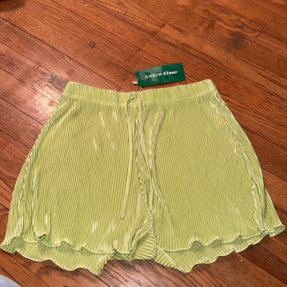 Silky shiny comfy shorts - Picture 1 of 4